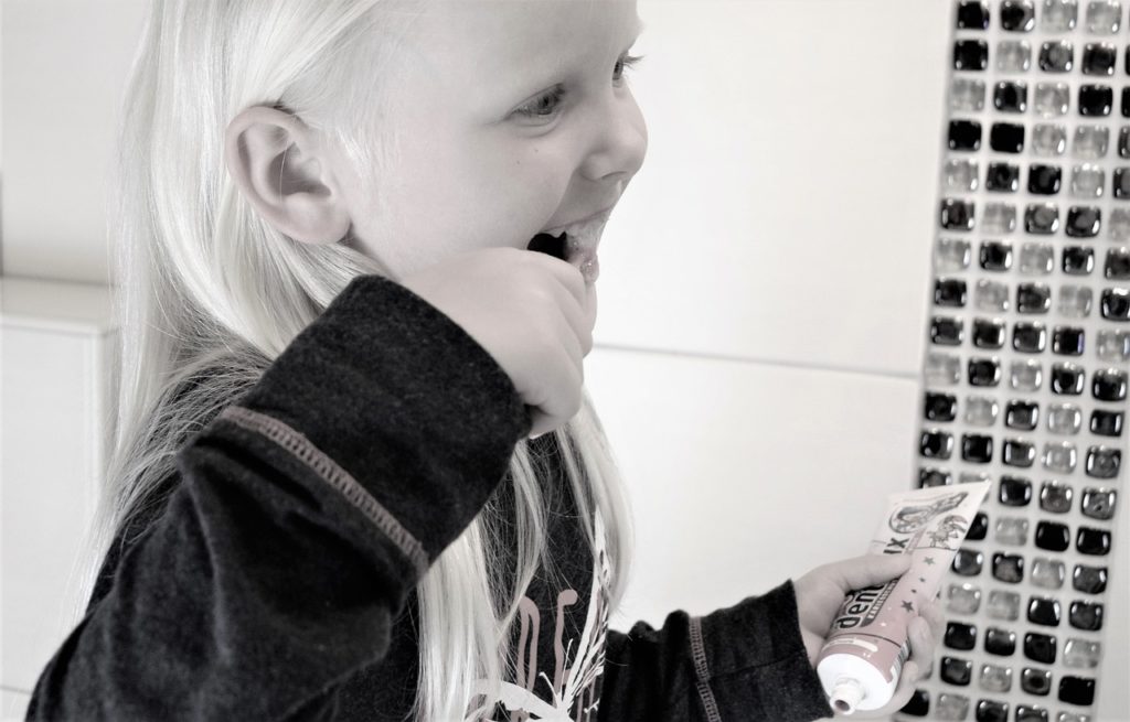 Girl Tooth Brushing Teeth - jennyfriedrichs / Pixabay