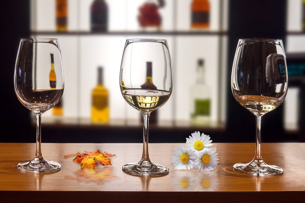 Glasses Drinks Flowers Refreshment - AMDUMA / Pixabay