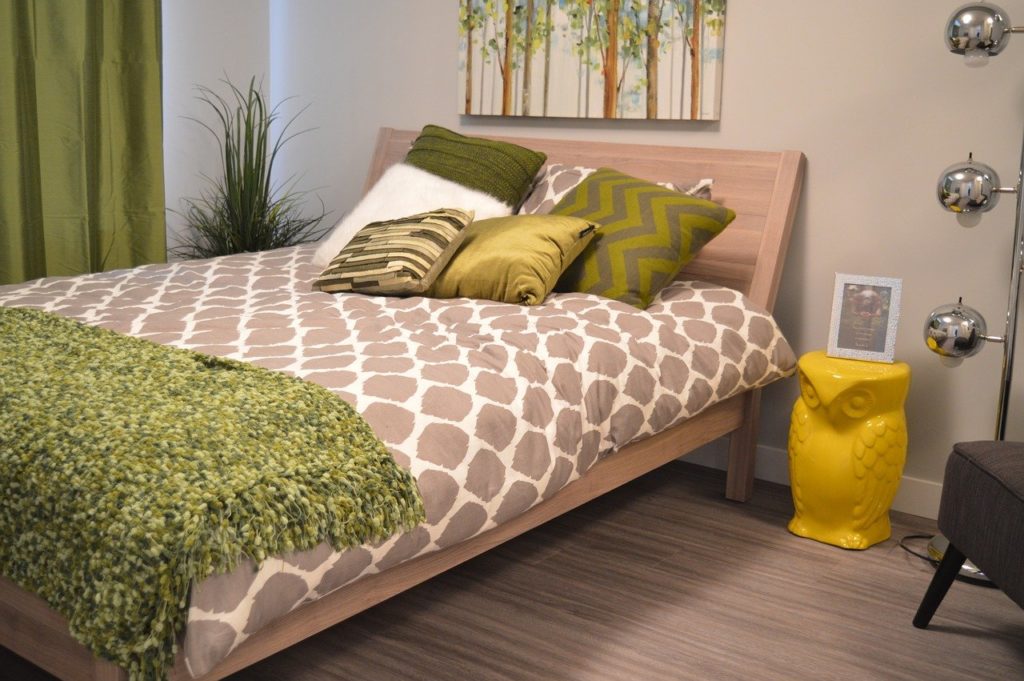 Bedroom Bed Pillows Headboard - ErikaWittlieb / Pixabay