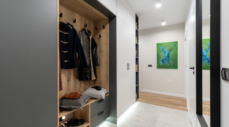 Wardrobe Mirror Corridor Clothes  - promofocus / Pixabay