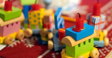 Train Candle Toys Wood  - matthiasboeckel / Pixabay
