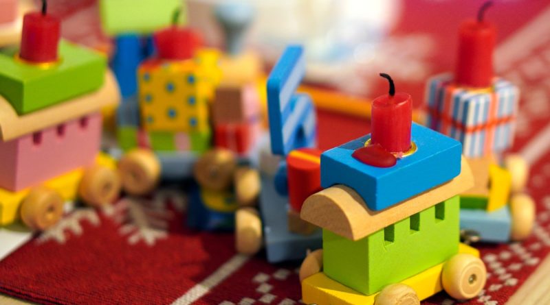 Train Candle Toys Wood  - matthiasboeckel / Pixabay