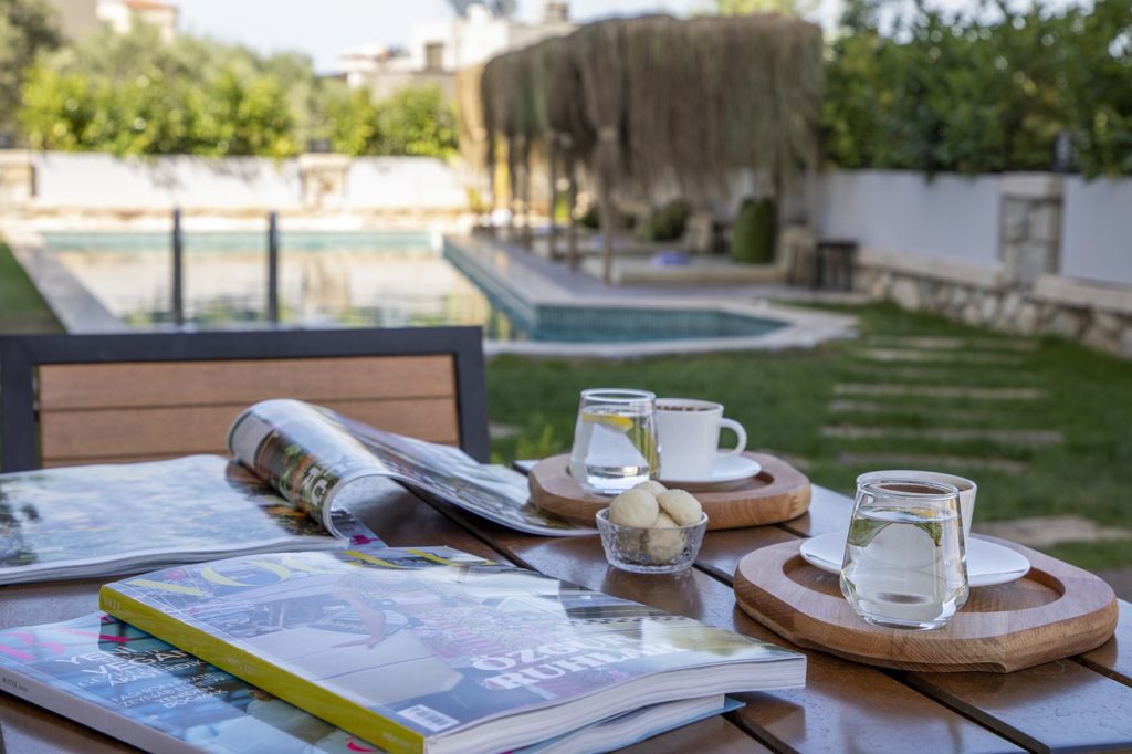 Vacation Pool Resort Refreshments  - ikotsal / Pixabay